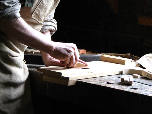 Nacemos de la influencia y formación  heredada en el sector de la <strong>carpintería de madera y ebanistería  en Pinillos.</strong>